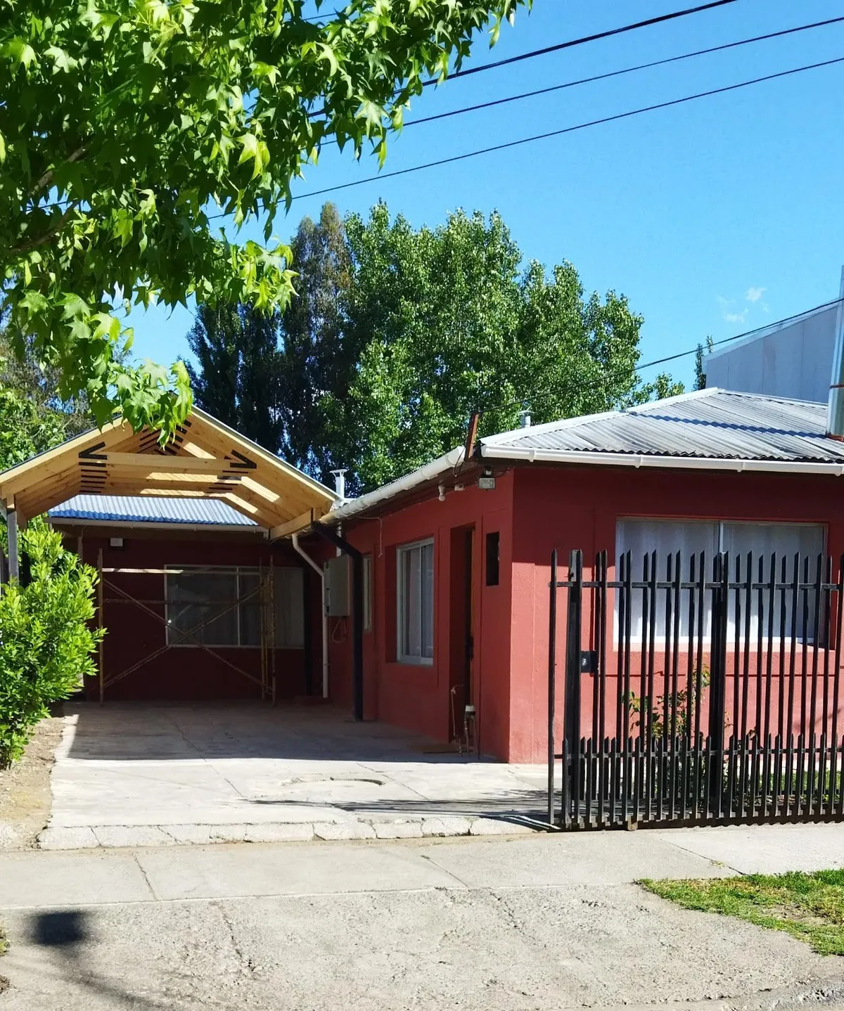 Amplio alojamiento vacacional ubicado a 500 metros de la plaza y a 5 minutos de la ruta del vino en Santa Cruz - Cabaña para 6 personas